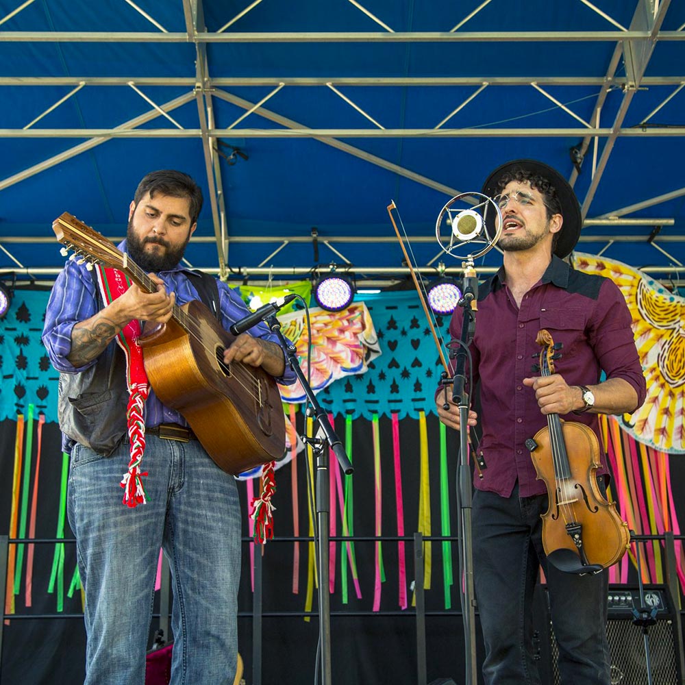 3SantaFe_Performers-at-International-Folk-Art-Market-Santa-Fe-New-Mexico_TourismSantaFe2019